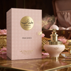 Une présentation luxueuse de l'Eau de Parfum Juman Precious, avec un flacon de 100ml aux tons doux, présenté à côté de sa boîte cadeau ornée de motifs, sur une élégante surface en marbre.