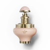 Gros plan sur le flacon de parfum féminin Juman Precious 100ml avec détails dorés. Une prise de vue nette en studio du flacon en verre Juman Precious 100ml, mettant en évidence son corps délicat aux tons doux et ses accents métalliques complexes aux tons dorés autour du col et de la base.