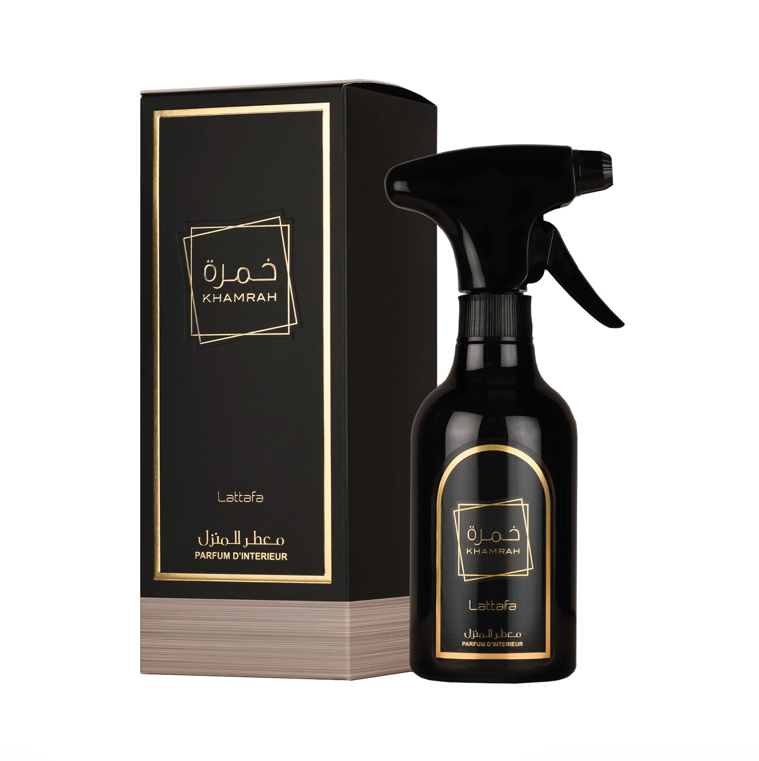 Une photographie professionnelle du vaporisateur d'ambiance Lattafa Khamrah 450ml présenté à côté de son élégant emballage, mettant en valeur l'esthétique haut de gamme et sophistiquée de ce parfum d'intérieur de luxe.