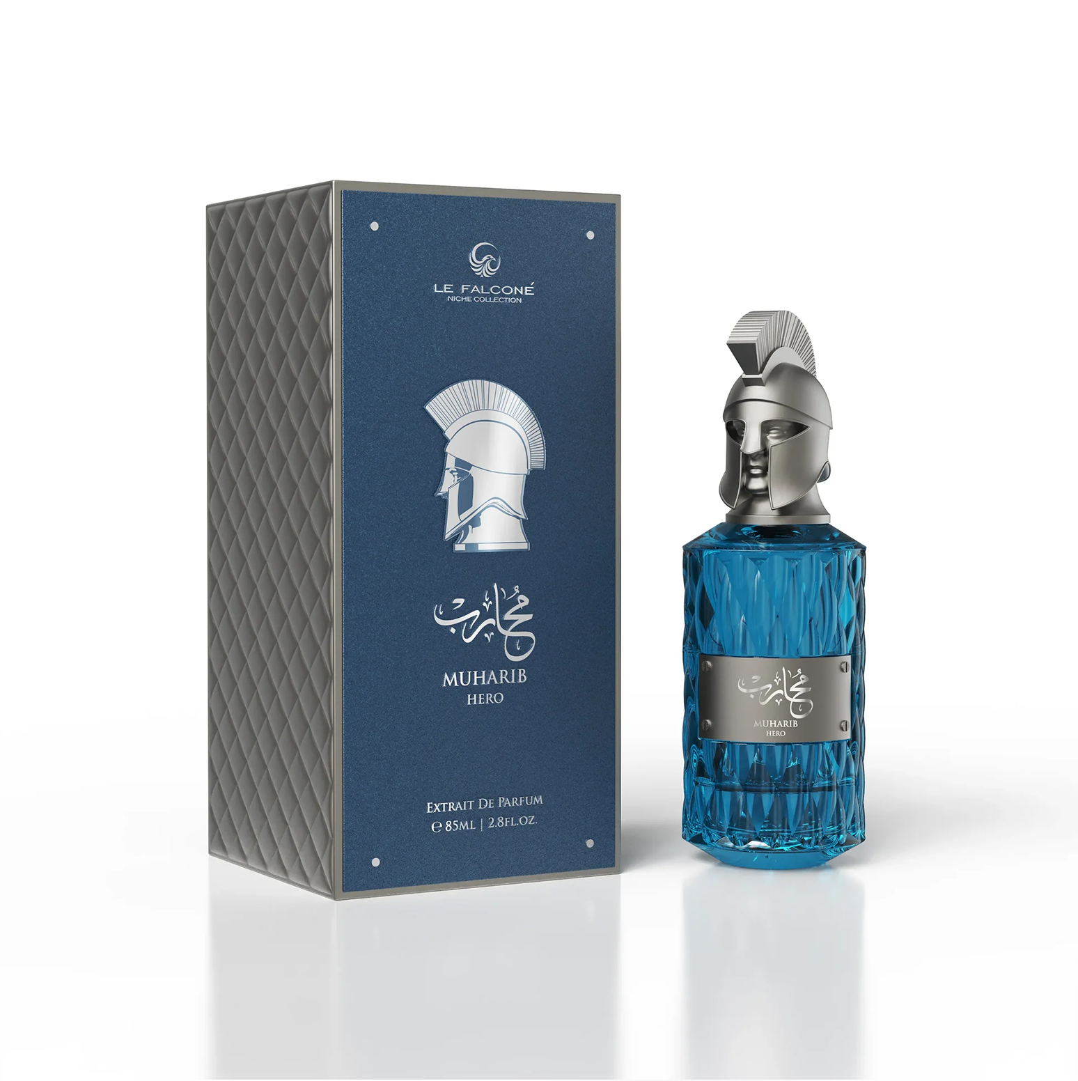 Une présentation premium du Falconé Muharib Hero Extrait de Parfum, avec le flacon en verre bleu de 85ml présenté à côté de son élégant coffret bleu texturé, mettant en valeur le design iconique du casque spartiate argenté.