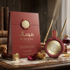 Présentation luxueuse de l'Eau de Parfum Mirsaal Love Letter, avec le flacon de 100 ml scellé à la cire, son coffret cadeau rouge assorti, des stylos décoratifs et des roses séchées sur un bureau classique.