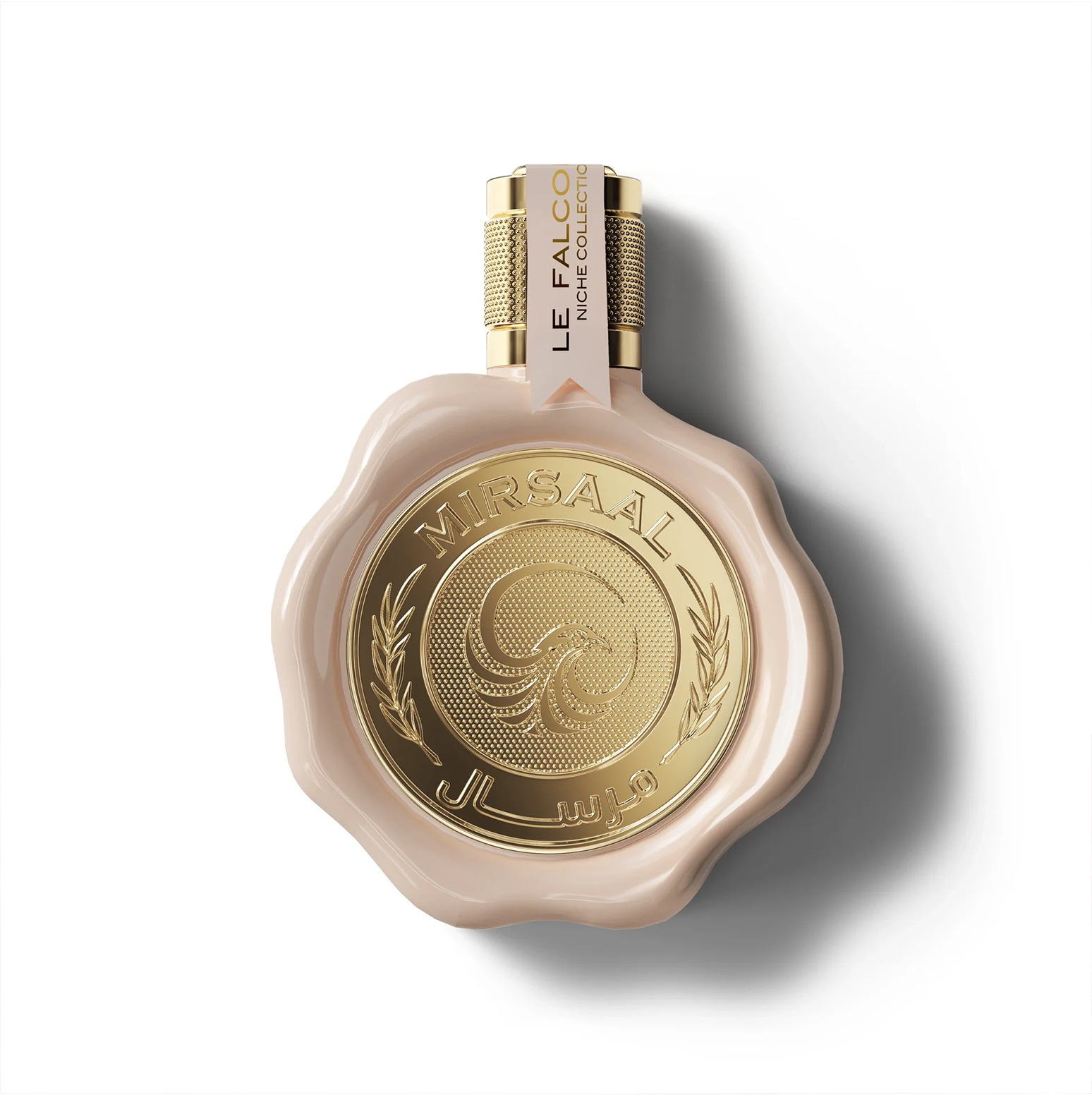 Gros plan sur le flacon Le Falconé Mirsaal Passion 100ml avec son design unique de sceau de cire. Une prise de vue en studio du flacon Mirsaal Passion 100ml, mettant en valeur sa teinte rose tendre, l'emblème doré inspiré du sceau de cire, et le travail artisanal du bouchon.