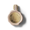 Gros plan sur le flacon Le Falconé Mirsaal Passion 100ml avec son design unique de sceau de cire. Une prise de vue en studio du flacon Mirsaal Passion 100ml, mettant en valeur sa teinte rose tendre, l'emblème doré inspiré du sceau de cire, et le travail artisanal du bouchon.