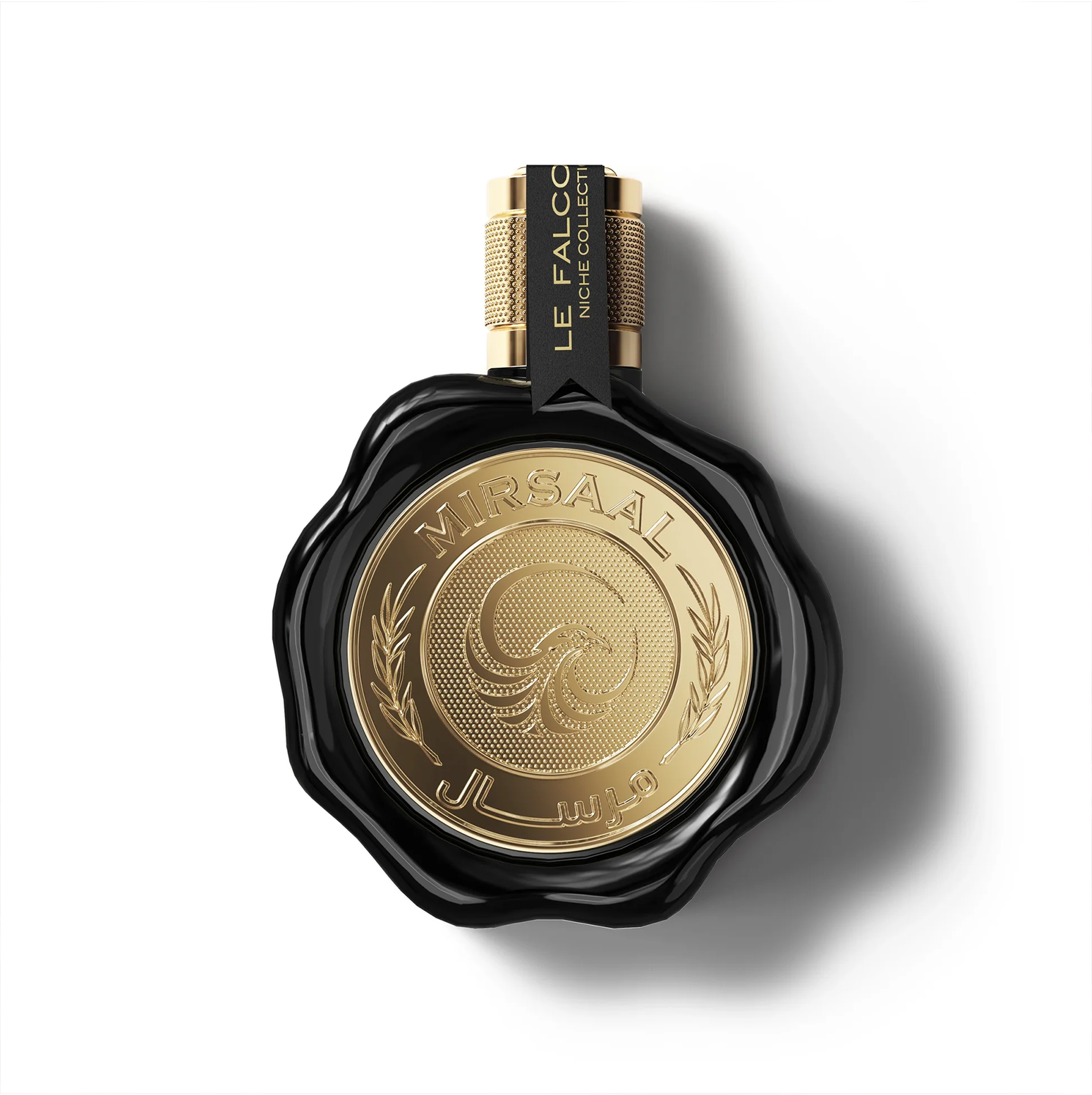 Gros plan sur le flacon noir Le Falconé Mirsaal Valentine 100ml avec un design de sceau de cire. Une prise de vue en studio du flacon noir de 100 ml de Mirsaal Valentine, mettant en valeur son bouchon unique inspiré du sceau de cire et son marquage doré complexe, soulignant le caractère artisanal de ce parfum de luxe.