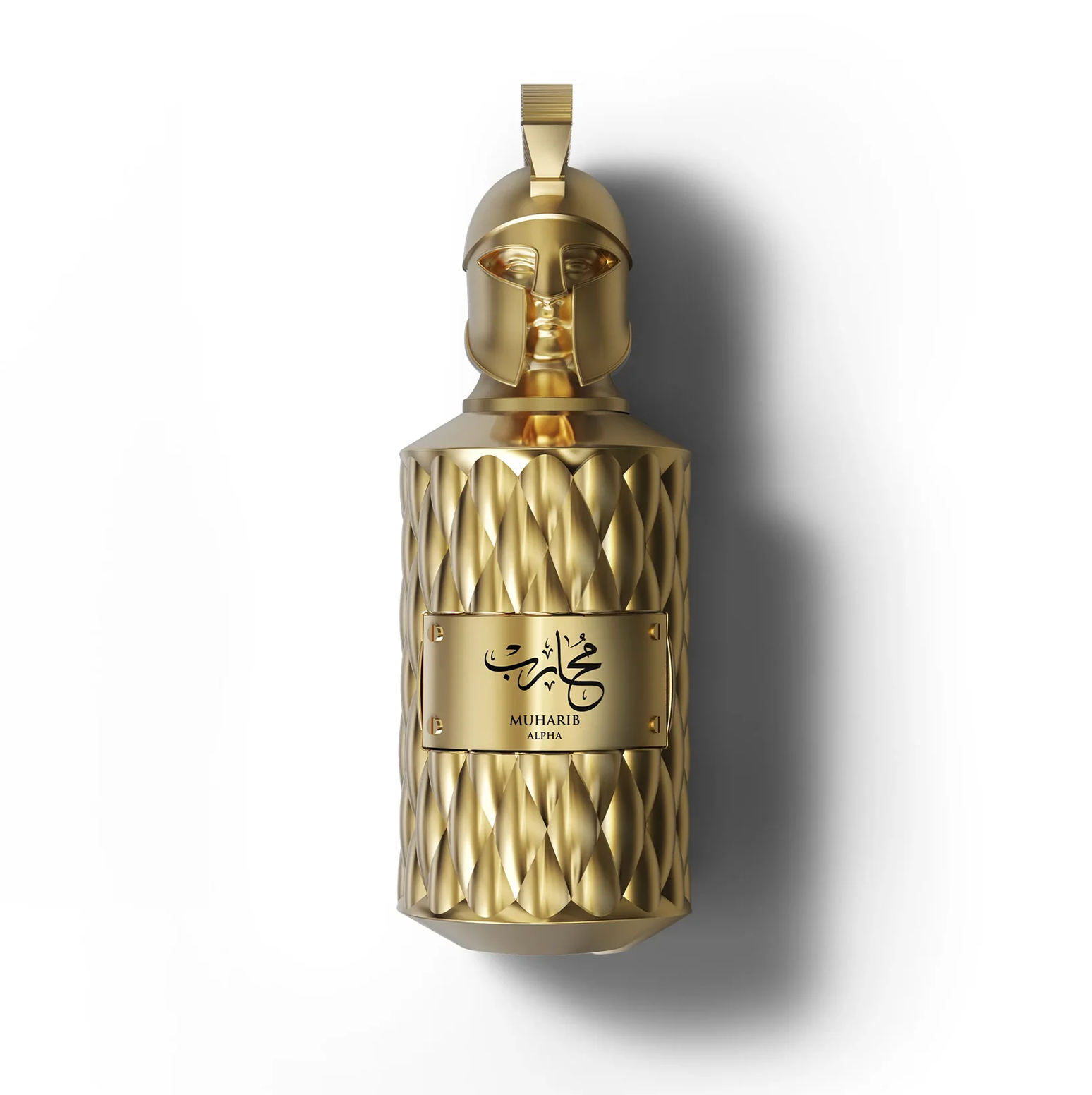 Une prise de vue détaillée en studio du flacon doré Le Falconé Muharib Alpha 85ml, mettant en évidence la texture métallique complexe et le capuchon unique et sculptural du casque spartiate qui définit ce luxueux parfum pour homme.