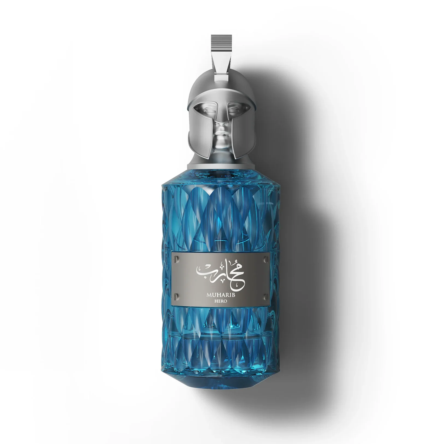 Flacon de parfum masculin Le Falconé Muharib Hero 85ml avec un bouchon de casque de spartiate en argent. Une prise de vue détaillée en studio du flacon en verre bleu Le Falconé Muharib Hero 85ml, mettant en évidence son capuchon de casque spartiate argenté unique et sculptural ainsi que le design texturé et cristallin du flacon.