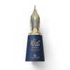 Flacon de parfum Le Falconé Risala Autograph 100ml avec bouchon doré en forme de plume de stylo. Prise de vue en studio du flacon bleu foncé Risala Autograph 100ml, mettant en valeur la silhouette élancée et le bouchon doré distinctif en forme de plume de stylo.