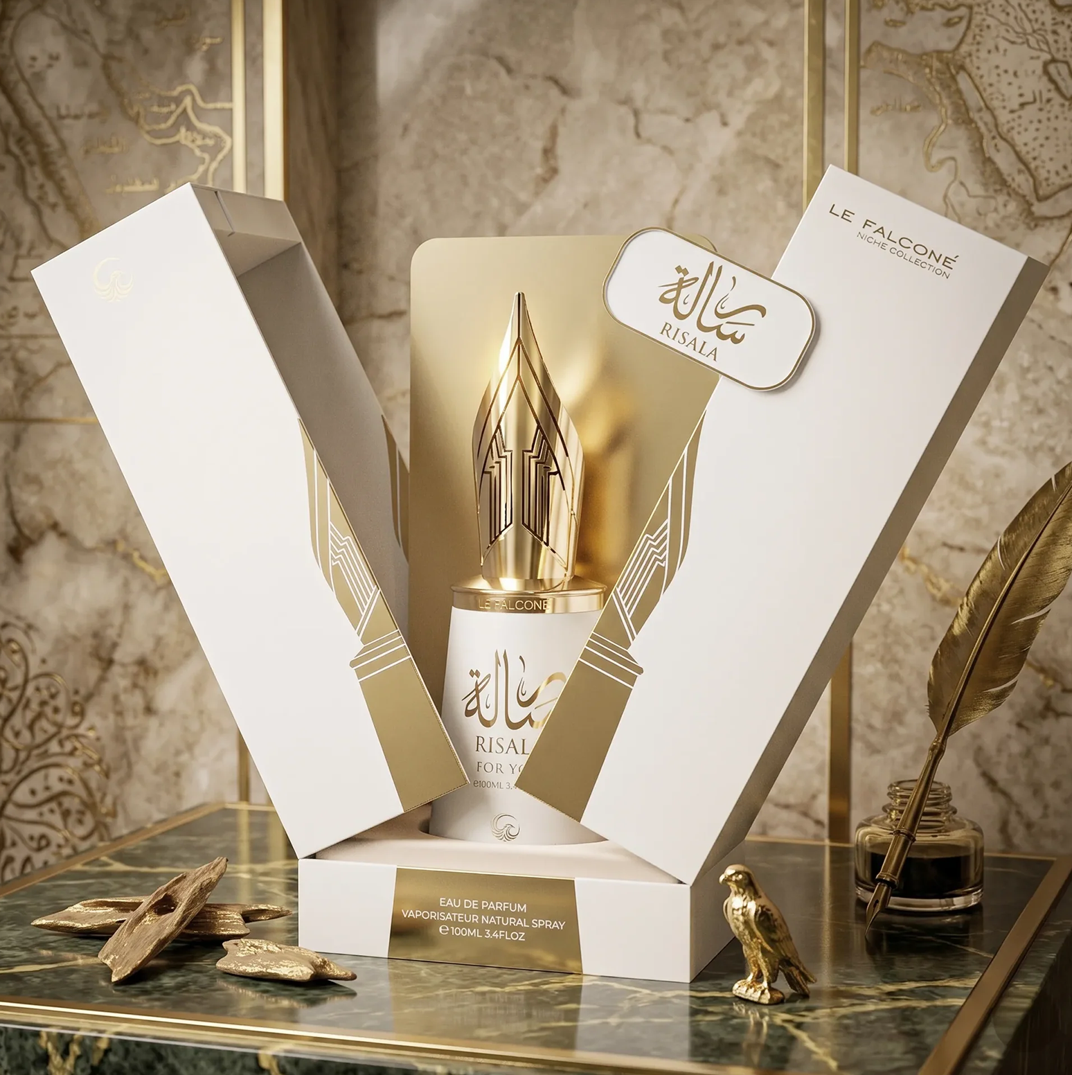 Une présentation luxueuse du produit Risala For You Eau de Parfum, avec le flacon blanc et or de 100 ml et son bouchon en plume d'oie, présenté à l'intérieur de son élégant coffret cadeau avec une plume d'oie et un encrier sur une surface en marbre.
