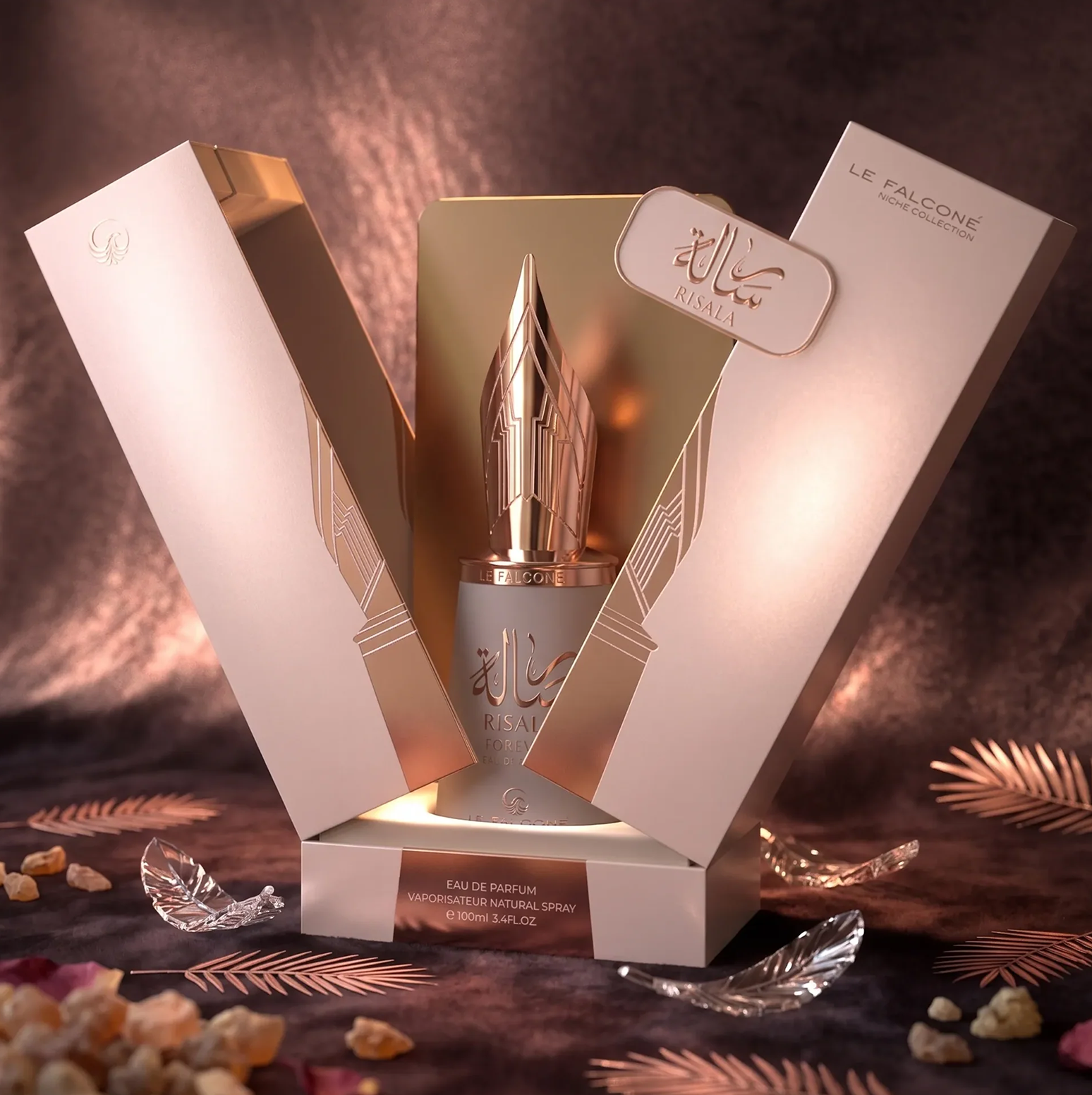 Une présentation luxueuse de l'Eau de Parfum Risala Forever, avec le flacon de 100ml et son bouchon en plume d'oie, présenté à l'intérieur de son élégant coffret cadeau avec des accents décoratifs.