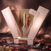 Une présentation luxueuse de l'Eau de Parfum Risala Forever, avec le flacon de 100ml et son bouchon en plume d'oie, présenté à l'intérieur de son élégant coffret cadeau avec des accents décoratifs.